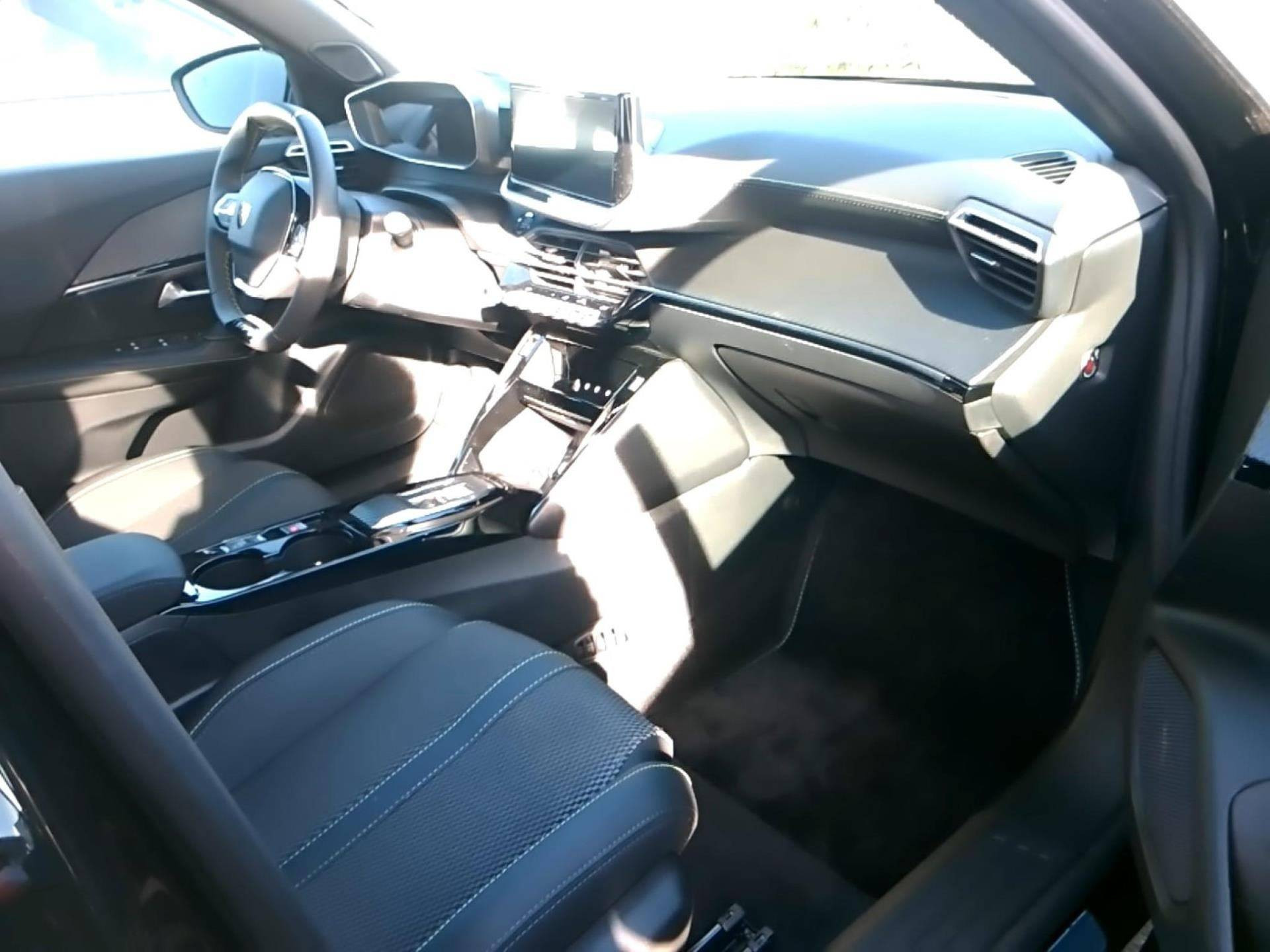 PEUGEOT 2008 50 kWh 136 ch GT