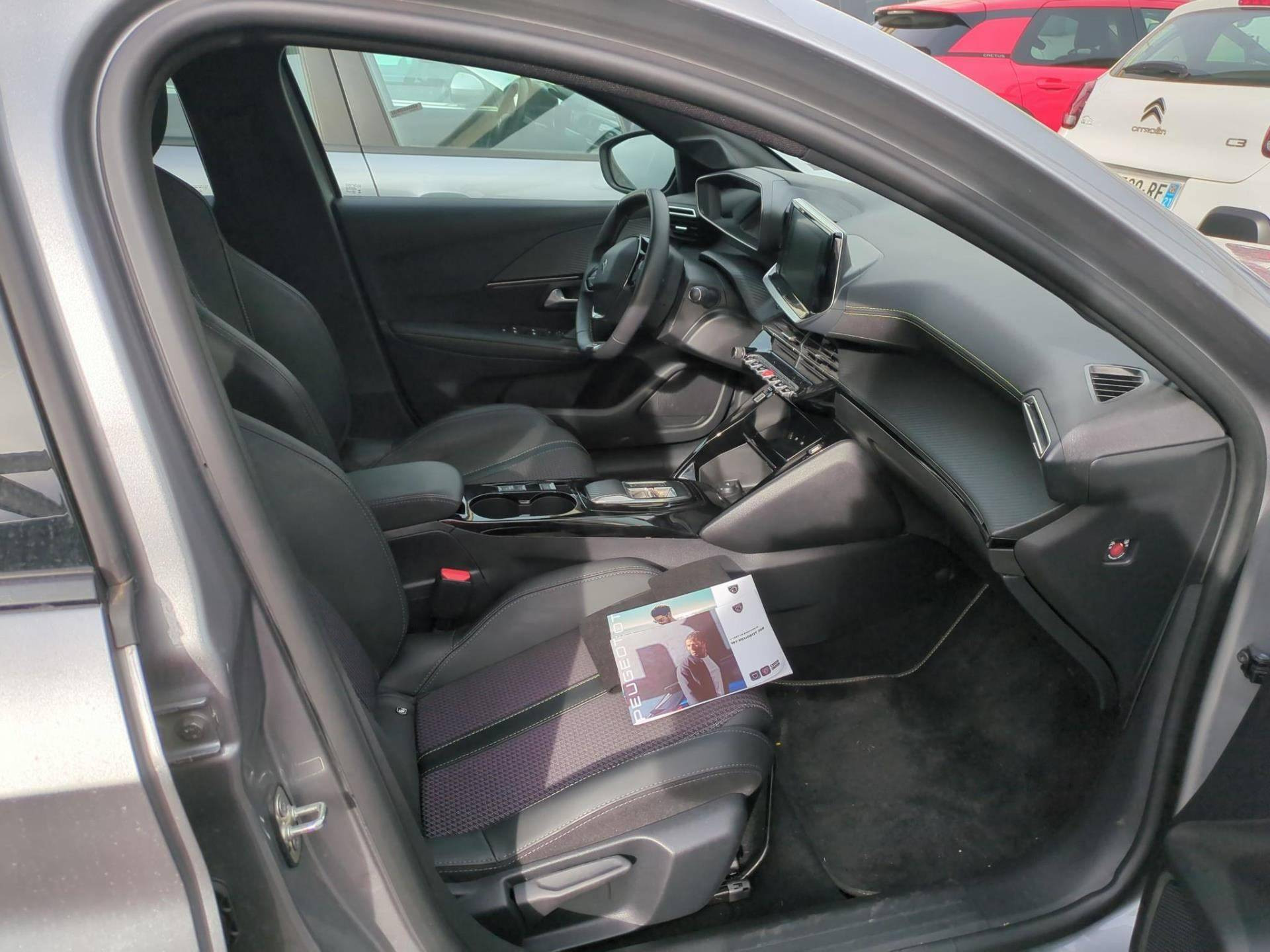 PEUGEOT 208  GT 50 kWh 136 CV 